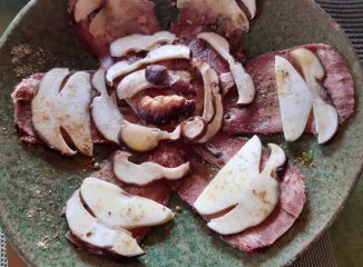 Carpaccio de Boletus pinophilus con lengua de vaca curada