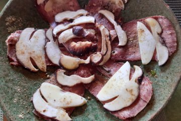 Carpaccio de Boletus pinophilus con lengua de vaca curada