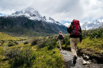 Ropa de montaña para salir a por setas: capas, orden correcto y errores típicos