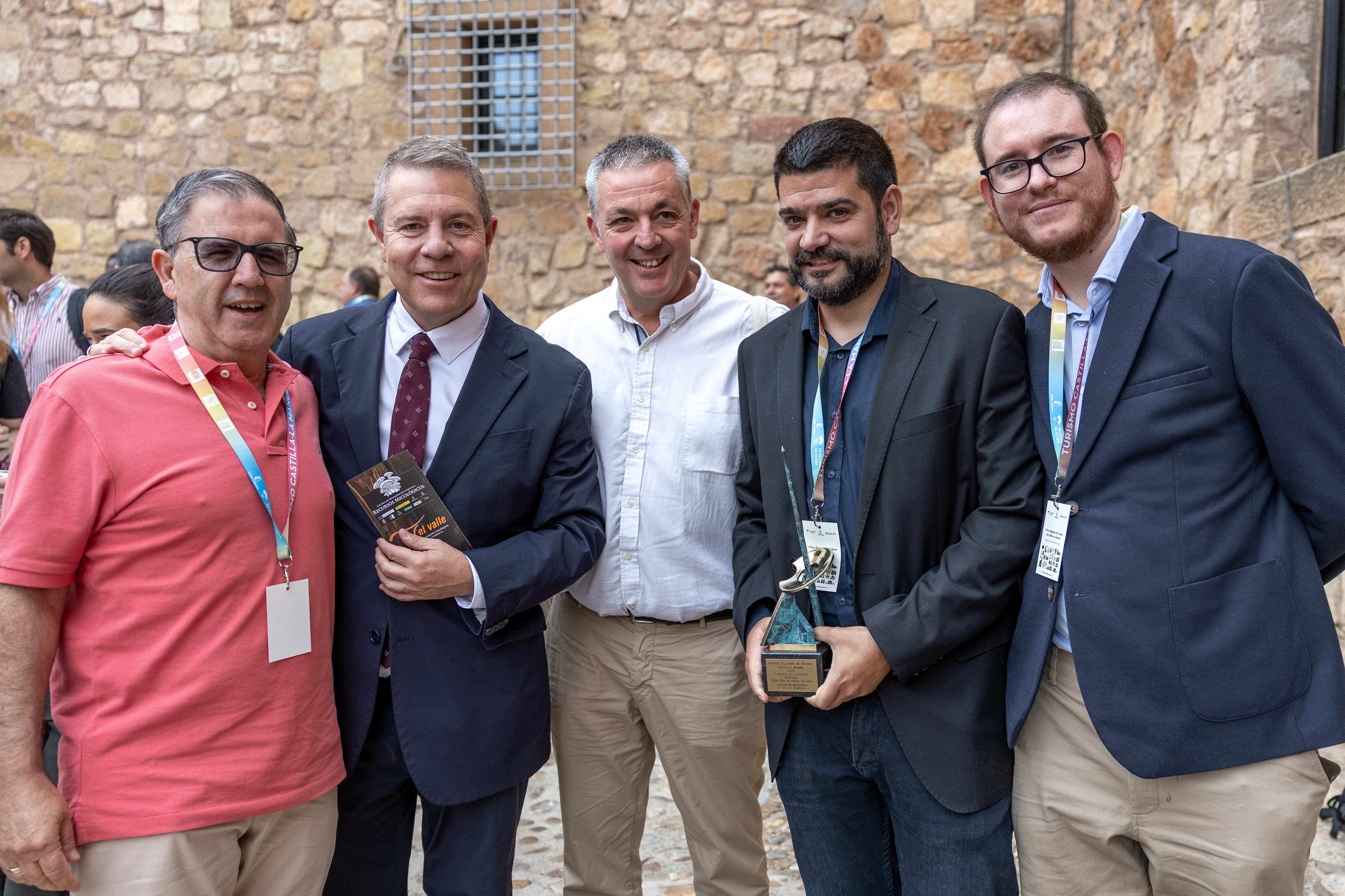 Representantes de AMIVALL junto al alcalde de Cardenete y el presidente de Castilla-La Mancha, Emiliano García-Page
