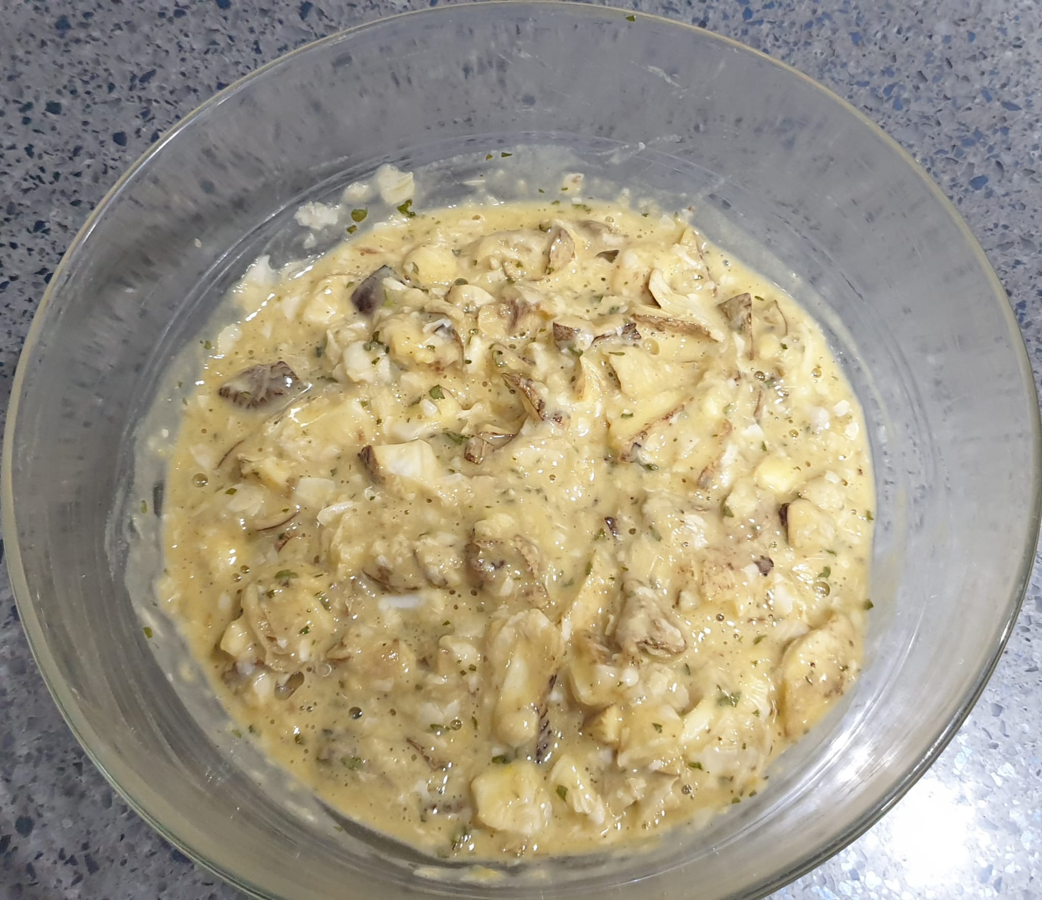 Incorporar trocitos de sombrero a la mezcla espesa