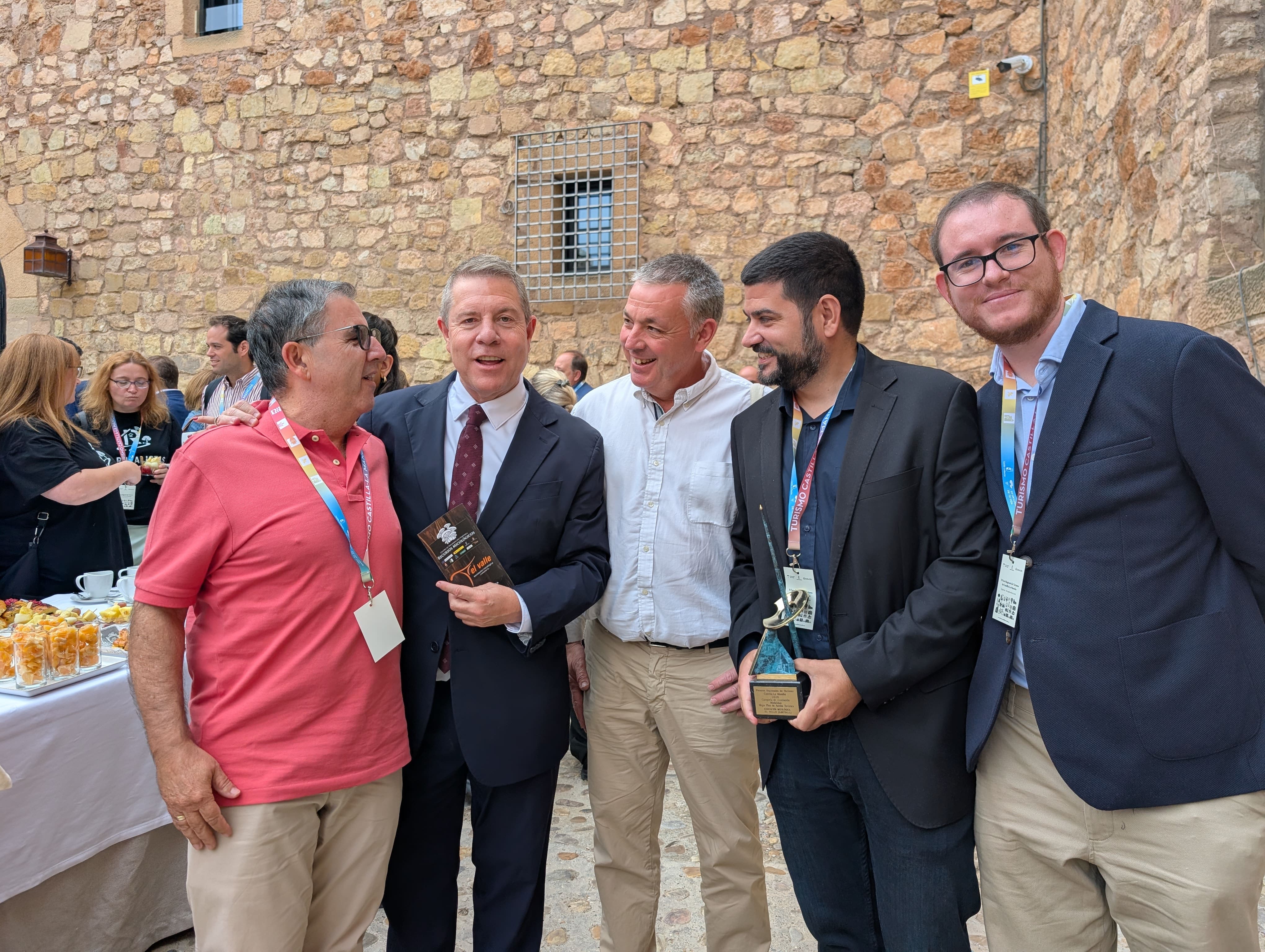 Representantes de AMIVALL junto al alcalde de Cardenete y el presidente de Castilla-La Mancha, Emiliano García-Page