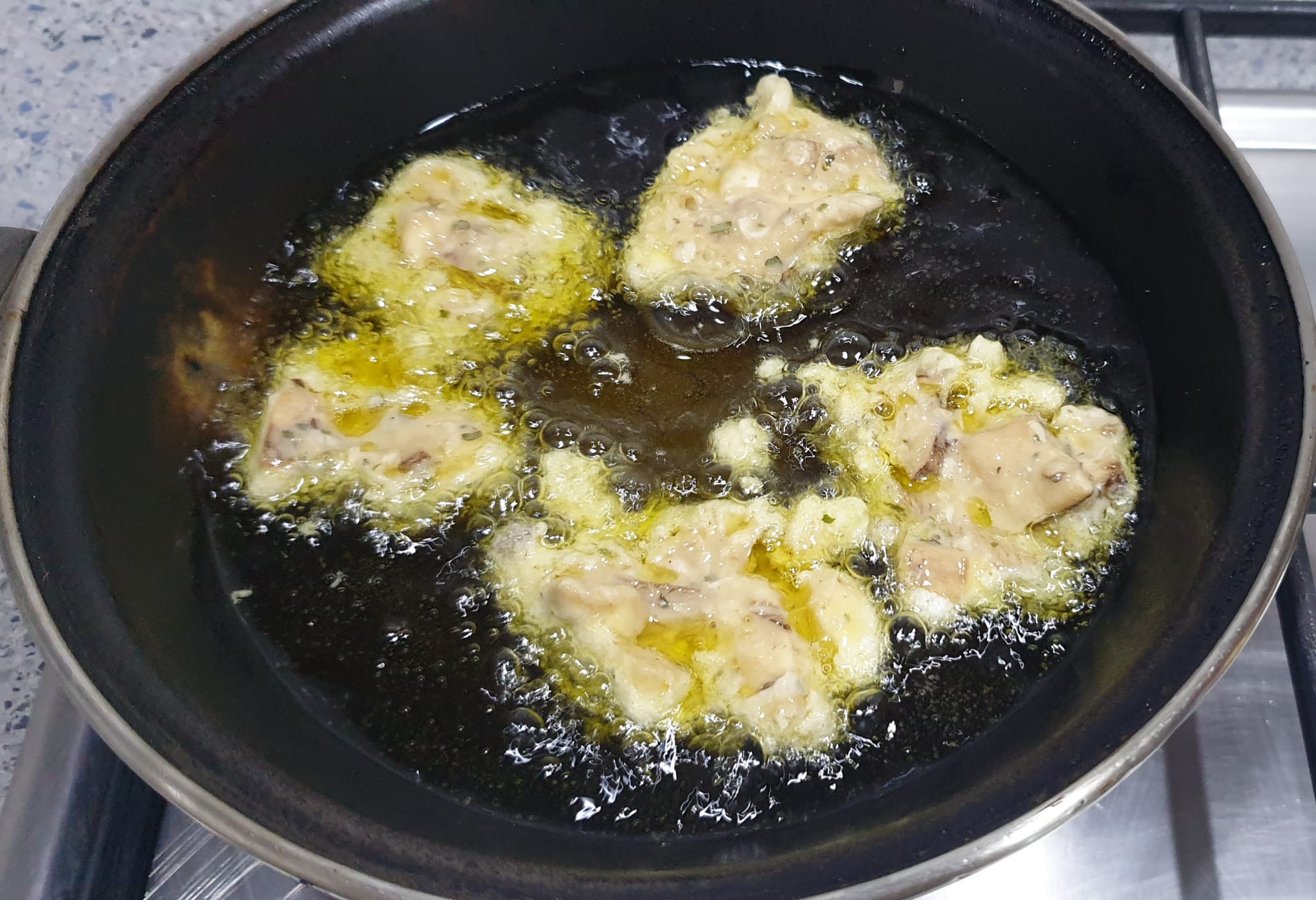 Verter cucharadas de mezcla en aceite muy caliente